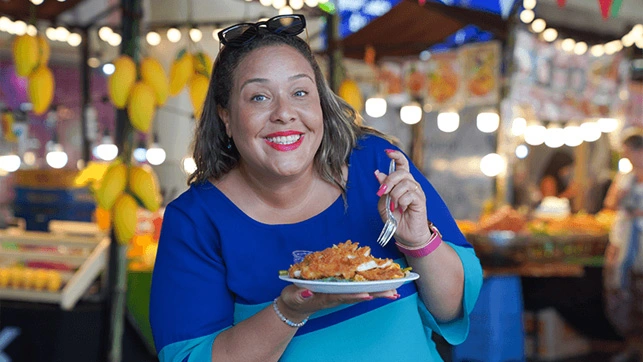 Pati degustando comida típica da Tailândia em Bangkok, Tailândia